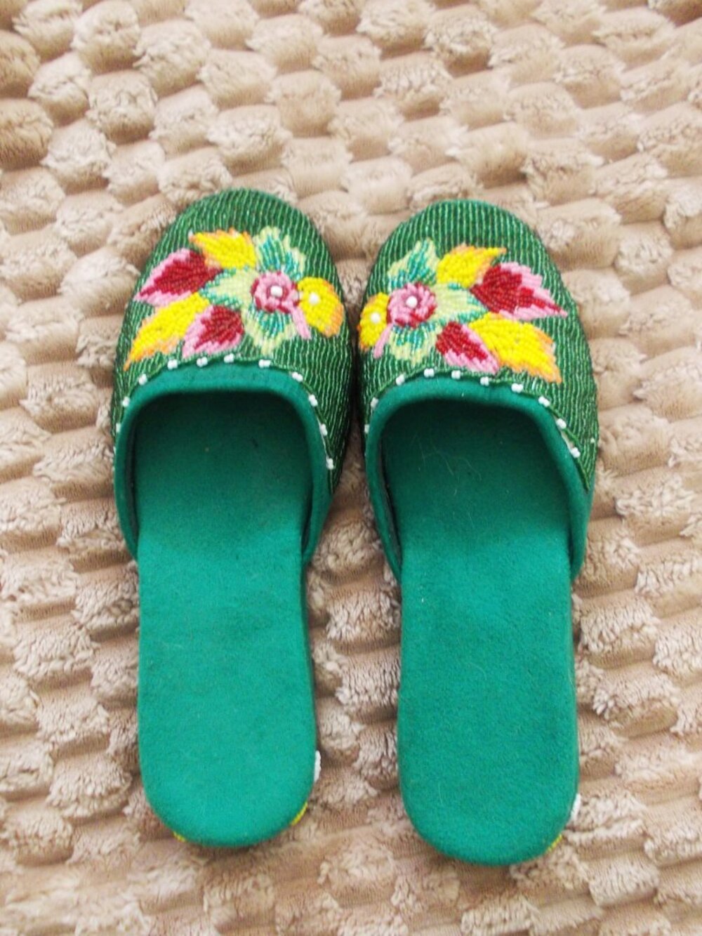 NWOT Green Beaded Slip On Sandals